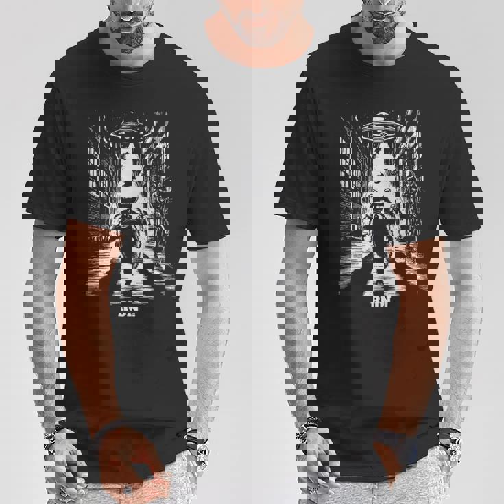 Ufoから逃げるアライグマ、Sfユーモア、エイリアンに追われる Tシャツ 面白い贈り物