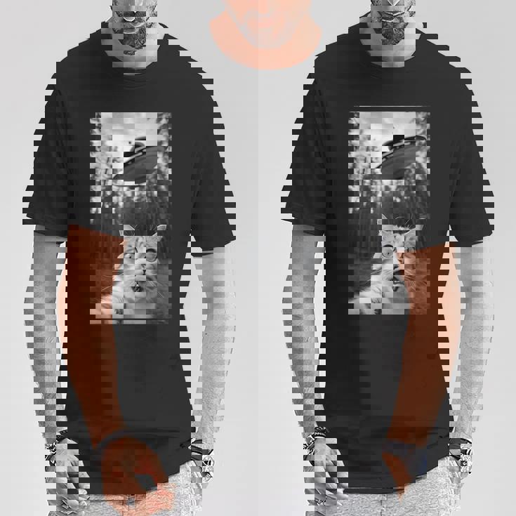 Ufoエイリアンと面白い猫の自撮り。 Tシャツ 面白い贈り物