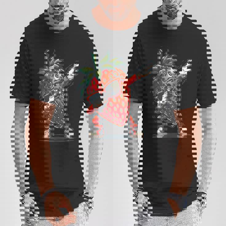 いちごを軽くたたくダンスいちごの果実を軽くたたく Tシャツ 面白い贈り物