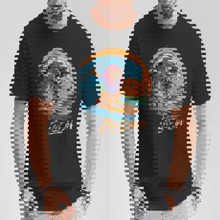 おもしろい ライオン サーフィン ライオン スポーツ サーファー 動物 恋人 夏 Tシャツ 面白い贈り物