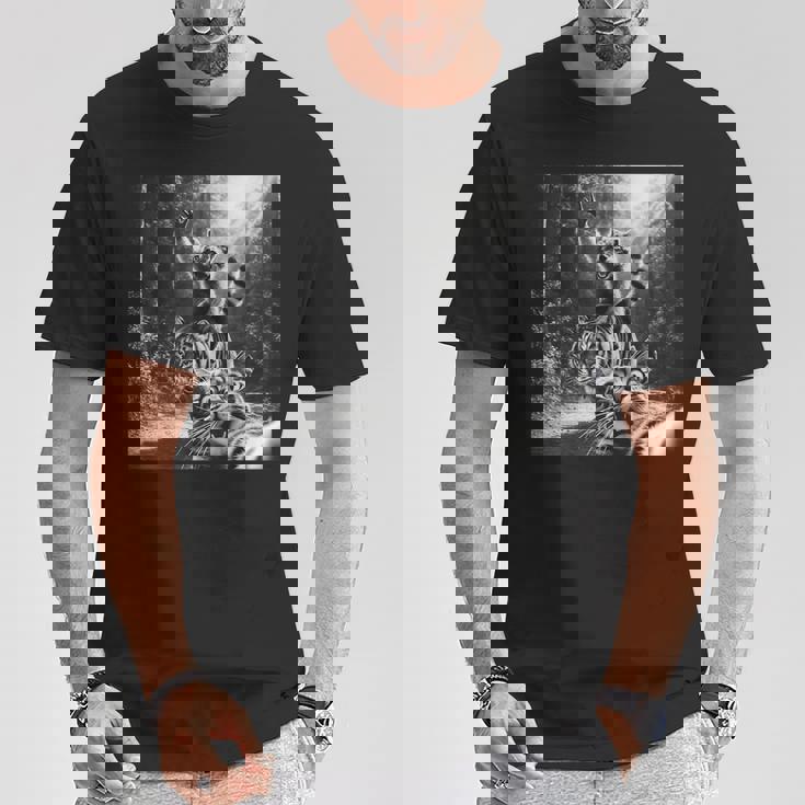 おもしろいアライグマ乗馬トラ驚いた怖い猫の自撮り。 Tシャツ 面白い贈り物