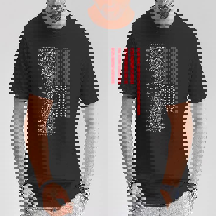 アメリカ、愛国的なアメリカ国旗、ペイズリー、バンダナプリント。 Tシャツ 面白い贈り物