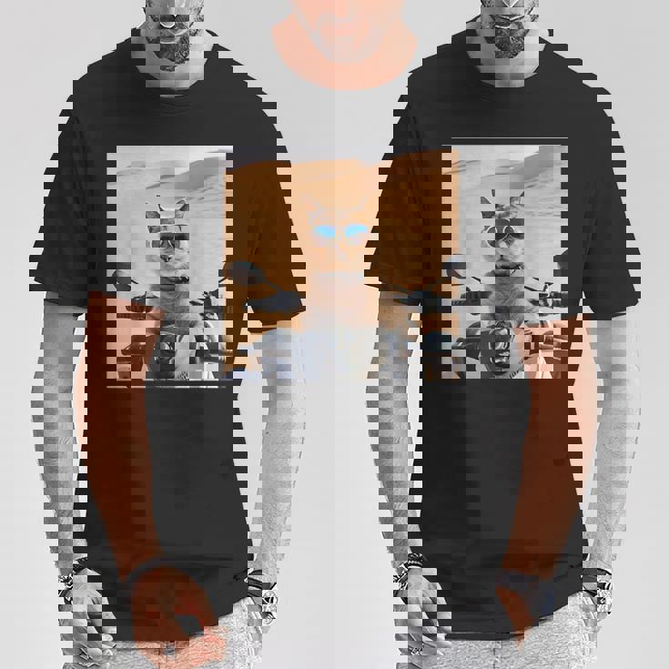 アラビア砂漠でサングラスをかけた猫、ドバイにマッチ。 Tシャツ 面白い贈り物