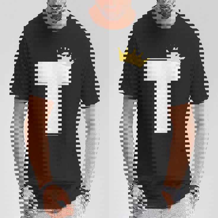 アルファベット大文字モノグラム イニシャル キング クイーン クラウン Tシャツ 面白い贈り物