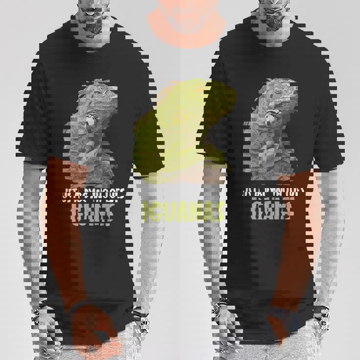 イグアナ・イグアナが大好きな男の子だけ。 Tシャツ 面白い贈り物