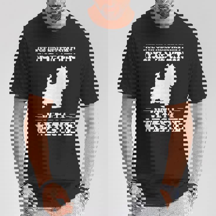 ウェスティ・ドッグを飼っている老人を決して過小評価しないでください Tシャツ 面白い贈り物