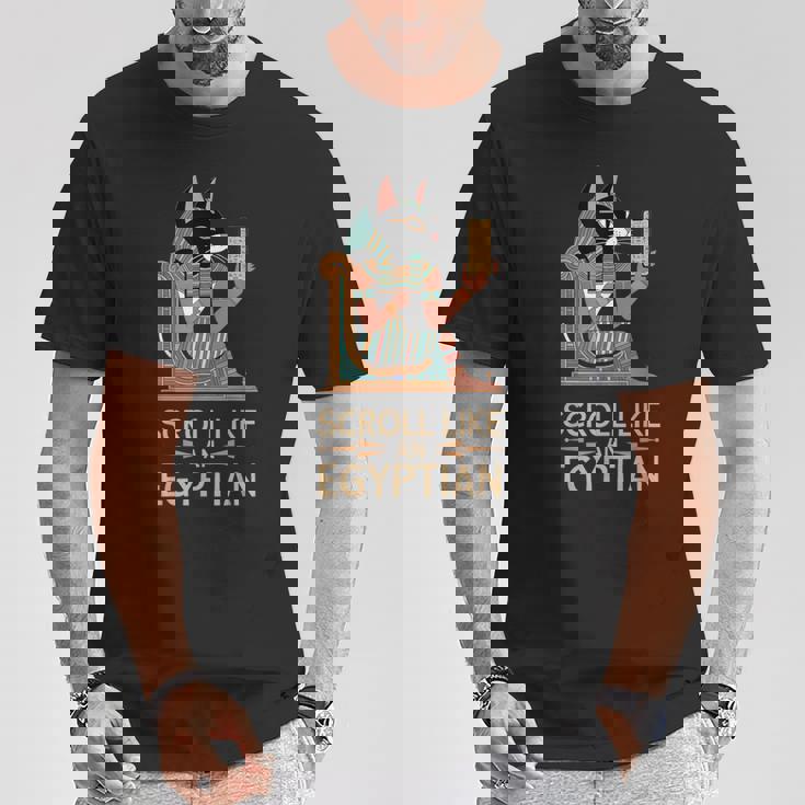 エジプトの猫のようなスクロールデザイン。 Tシャツ 面白い贈り物