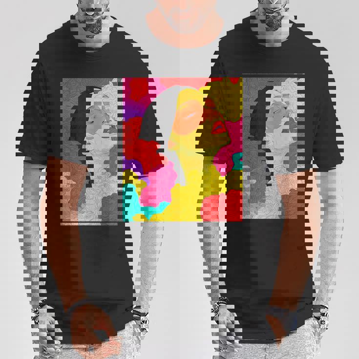 カラフルなドリームスケープ – シュールな顔と抽象的な波 Tシャツ 面白い贈り物