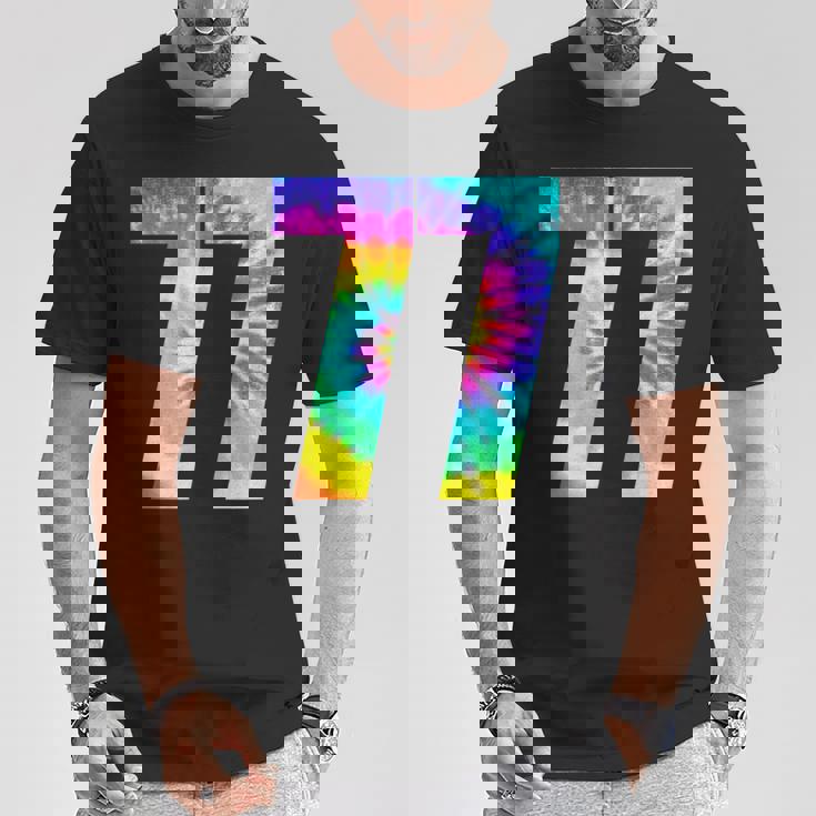 カラフルな絞り染め 77歳の誕生日または77番のチームイベント Tシャツ 面白い贈り物