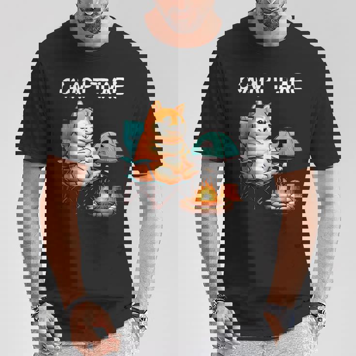 キャンプ Camp Time アウトドア 焚火 おもしろ 犬 柴犬好き 柴犬 名言 文字 面白い ふざけた ネタ Tシャツ 面白い贈り物