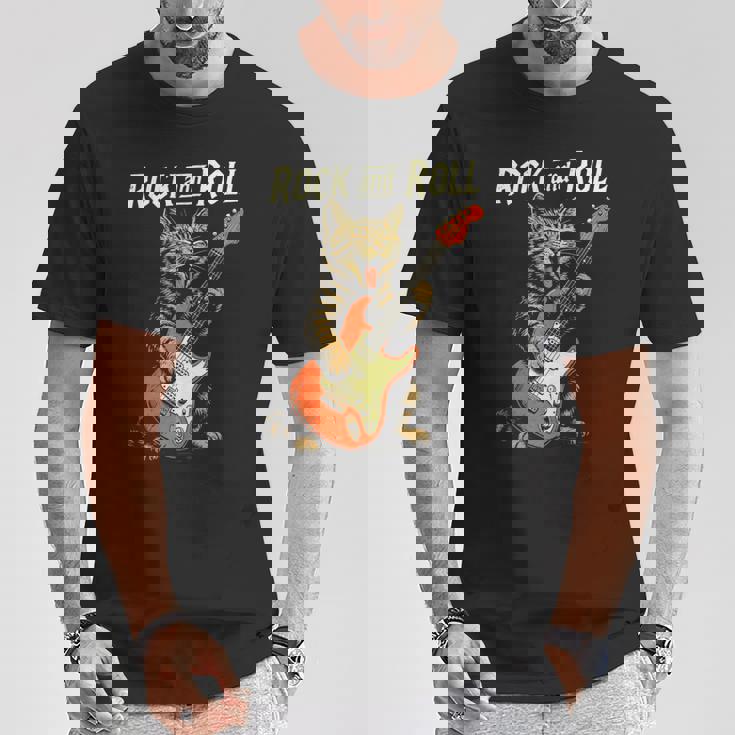 ギターを弾くロックな猫 音楽好き猫好き向けデザイン Tシャツ 面白い贈り物