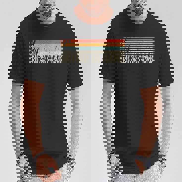 ギター・イン・ハンド・ミュージシャン・ギタリストとの人生はより良い。 Tシャツ 面白い贈り物