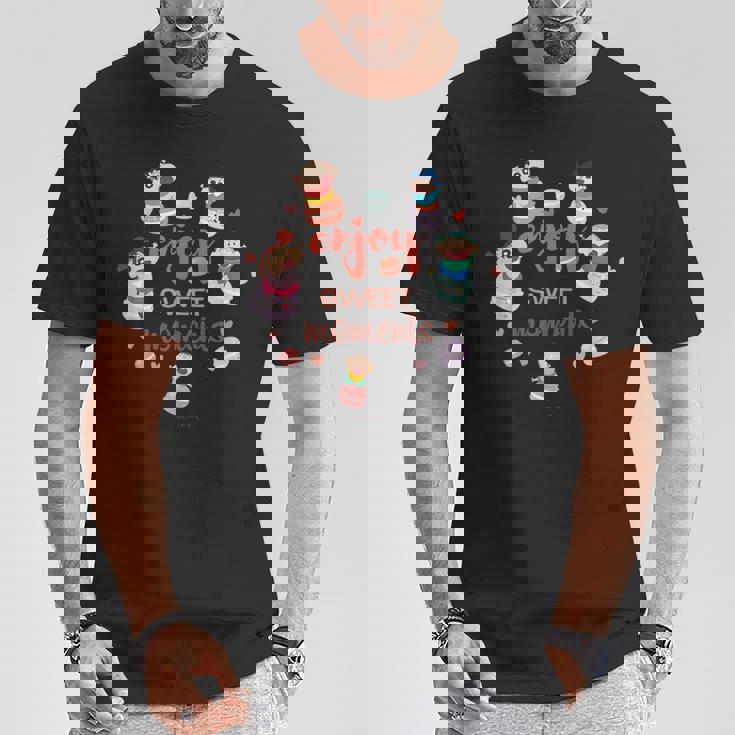 クレヨンしんちゃん かすかべ防衛隊とマカロンしんちゃんのティータイム Tシャツ 面白い贈り物