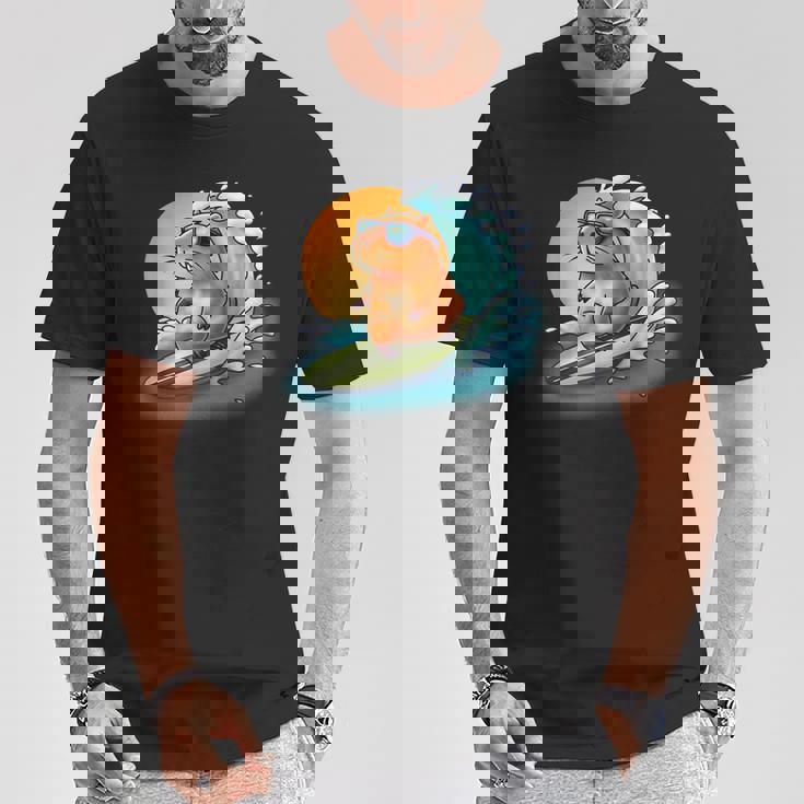 サングラスでサーフィンカピバラ Tシャツ 面白い贈り物