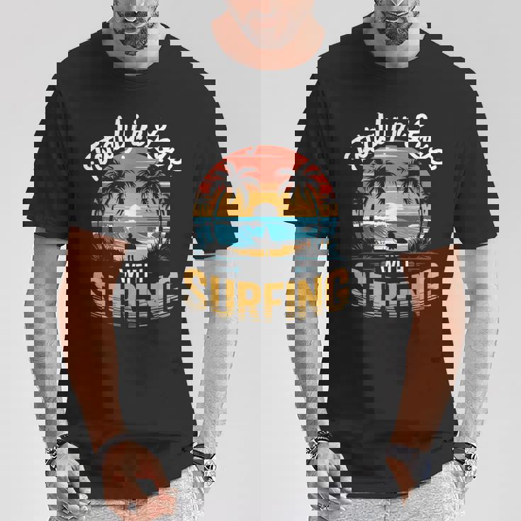 サーフィンサーフボードが大好き。メンズサーフボーダー用。 Tシャツ 面白い贈り物