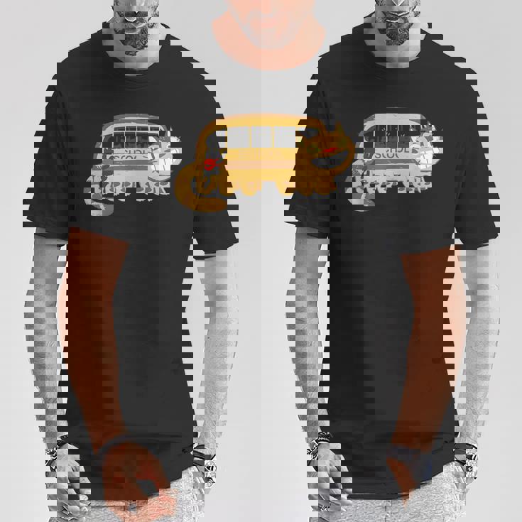 スクールキャットバスに向かうキャットバスの猫たち Tシャツ 面白い贈り物