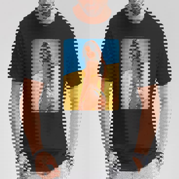 セクシーガールグラフィックtシャツ 「モダンピンナップガール&ウクライナ国旗」 Tシャツ 面白い贈り物