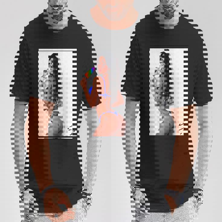 セクシーガールグラフィックtシャツ アイスポップのセクシーなラティーナブーティーガール。 Tシャツ 面白い贈り物