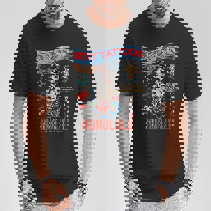 セーラー向けのタトゥーとセクシーガール。 Tシャツ 面白い贈り物