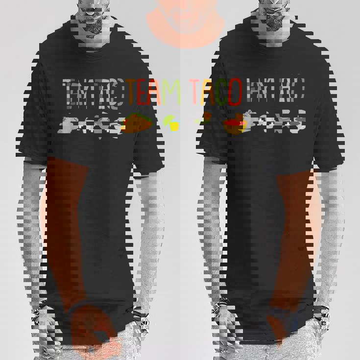 タコチューズデイの楽しみは、タコス好きのためのデザイン Tシャツ 面白い贈り物