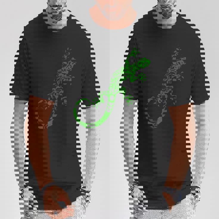 トカゲ グリーン トライバル パターン ペット ヤモリ アニマル Tシャツ 面白い贈り物