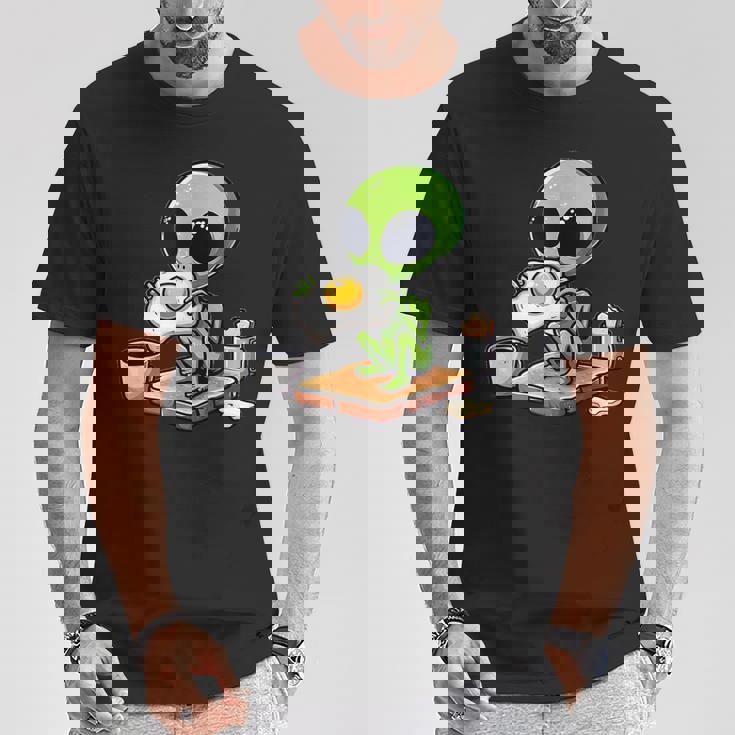 トーストに目玉焼きを食べるエイリアン Tシャツ 面白い贈り物