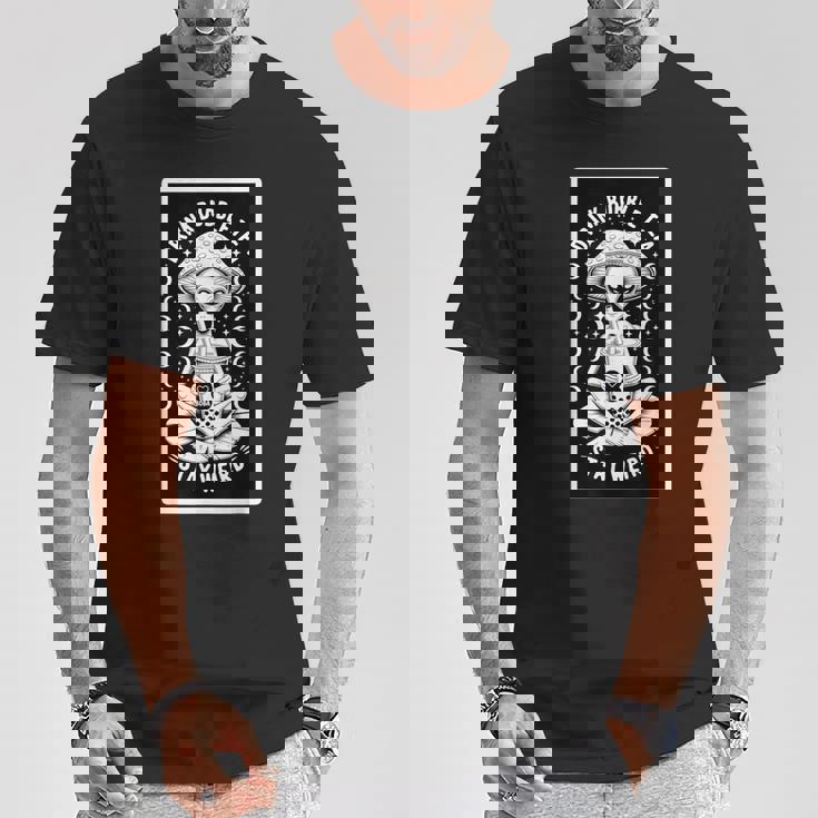 ドリンクタピオカティーステイウィアードエイリアン Tシャツ 面白い贈り物