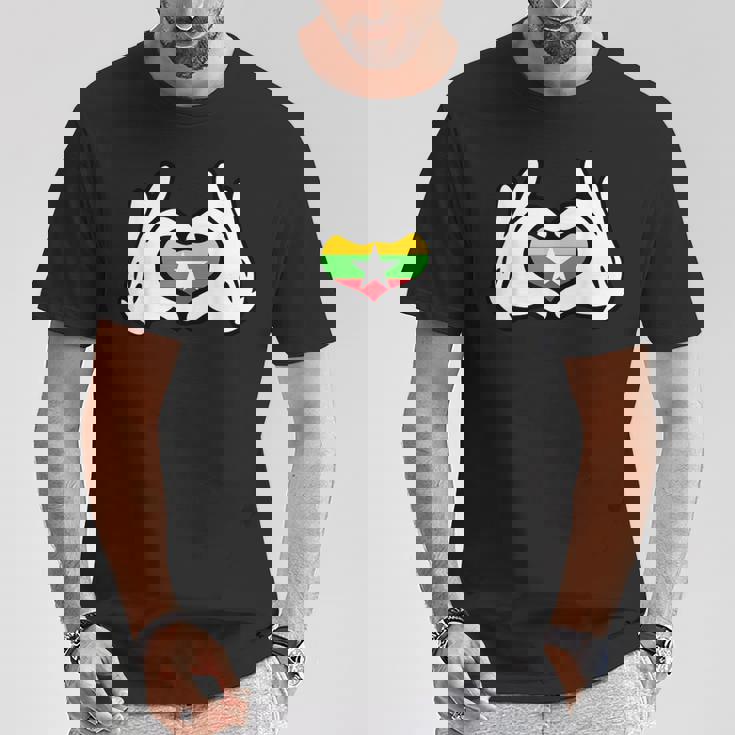 ハートを形作る漫画の手 ミャンマー国旗 Tシャツ 面白い贈り物