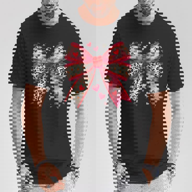 ハート付きピンクヒョウ柄リボン。 Tシャツ 面白い贈り物