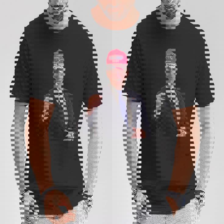 バイデンはトランプの帽子をかぶっています 2024 Tシャツ 面白い贈り物