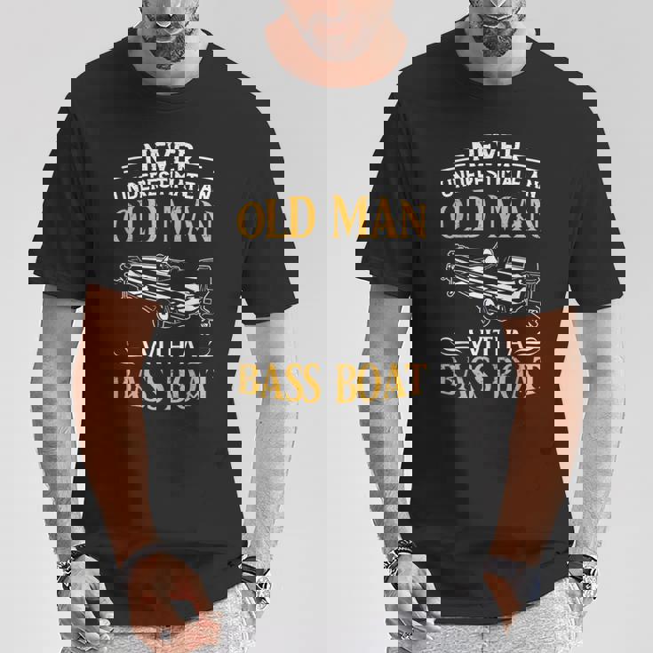 バスボート釣りの老人を決して過小評価しないでください Tシャツ 面白い贈り物