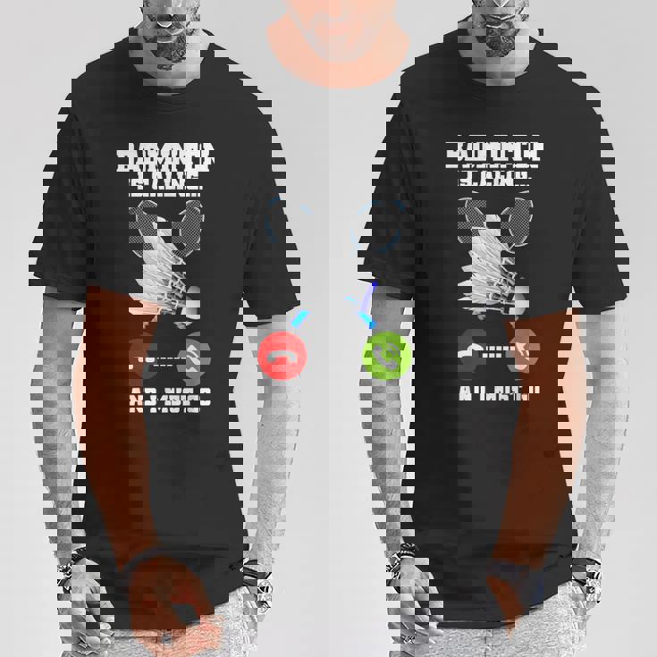 バドミントンが呼んでいる、私は行かなければならないラケットバドミントン選手badminton Tシャツ 面白い贈り物