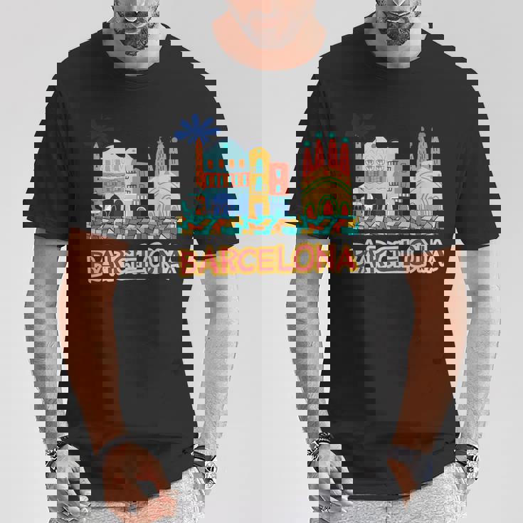 バルセロナの象徴的な建物とサグラダファミリア カラフル Tシャツ 面白い贈り物
