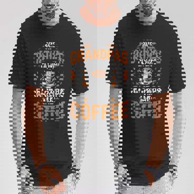 ビンゴをするおじいちゃんもいる本当のおじいちゃんがコーヒーを淹れる Tシャツ 面白い贈り物