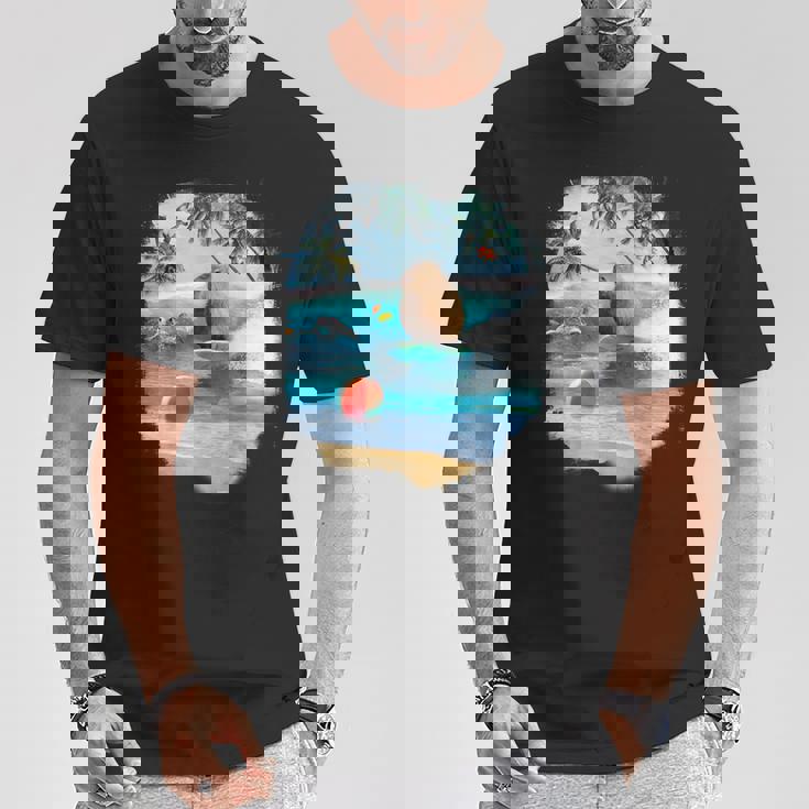 ビーチでのカピバラサーフィンおかしい Tシャツ 面白い贈り物