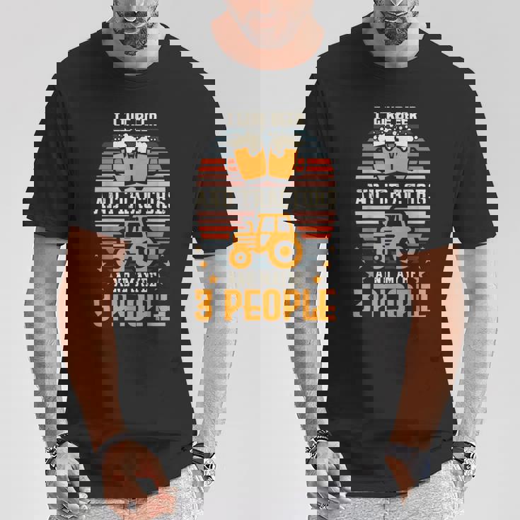 ビールとトラクターが好きで、たぶん3人で農作業をしています。 Tシャツ 面白い贈り物