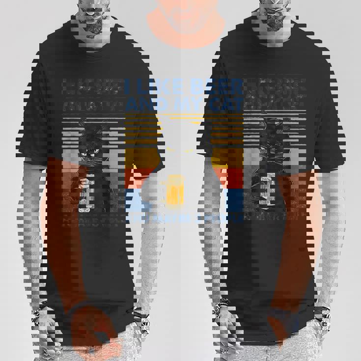 ビール好きで猫が手にビールを飲んでビール友達を応援 Tシャツ 面白い贈り物