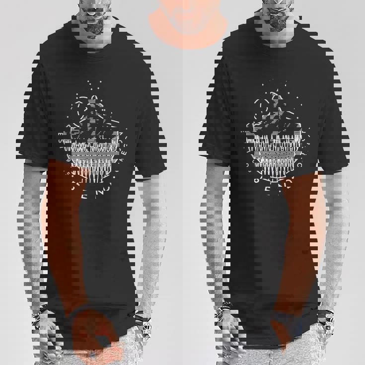 ベンド オレゴン 山と森 シンプル ミニマルデザイン Tシャツ 面白い贈り物