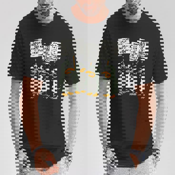 ペンギンの関税 聞いた島 ペンギンと一緒に立つ Tシャツ 面白い贈り物