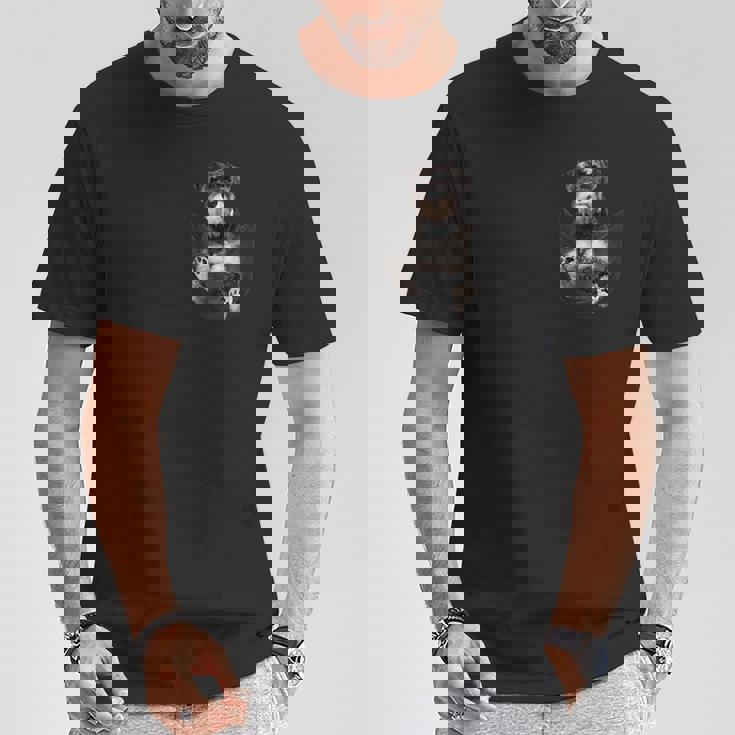 ポケットに入った面白いミニチュアシュナウザー。恋人たちに。 Tシャツ 面白い贈り物