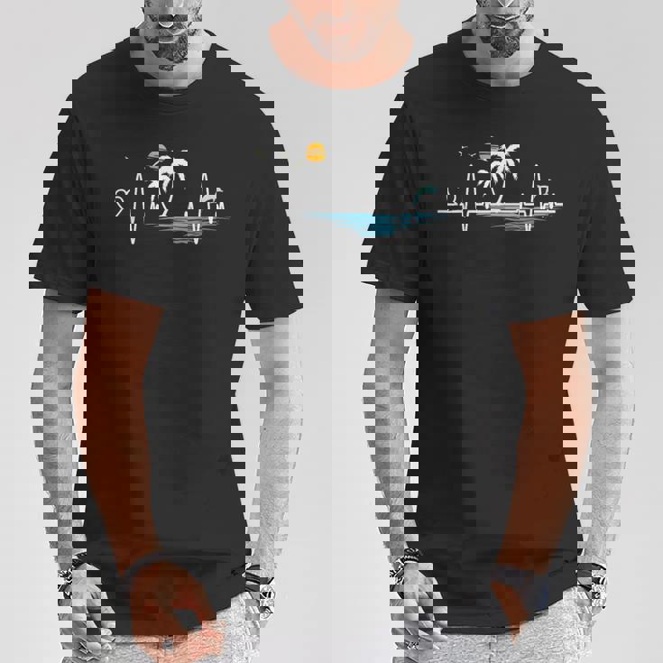 ヤシの木 ビーチ ハートビート トロピカル サンセット 夏 バケー Tシャツ 面白い贈り物
