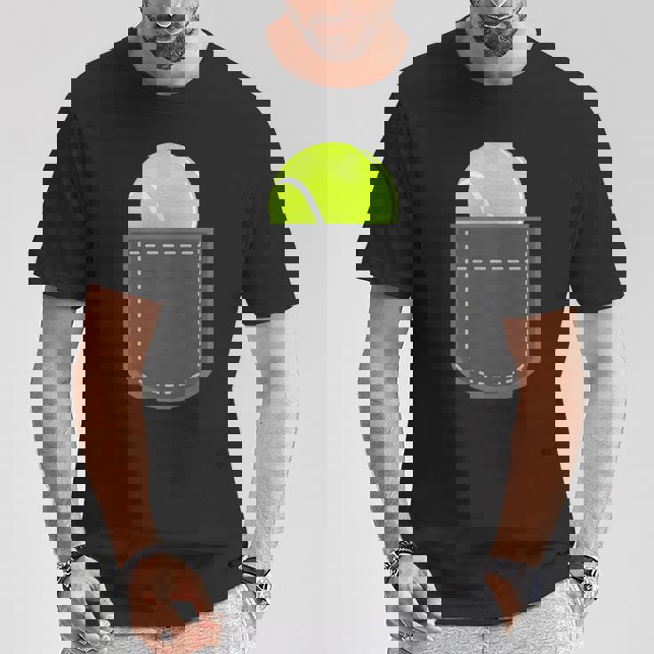 ユーモラスなテニスプレーヤーのための偽のポケットに入った面白いテニスボール Tシャツ 面白い贈り物