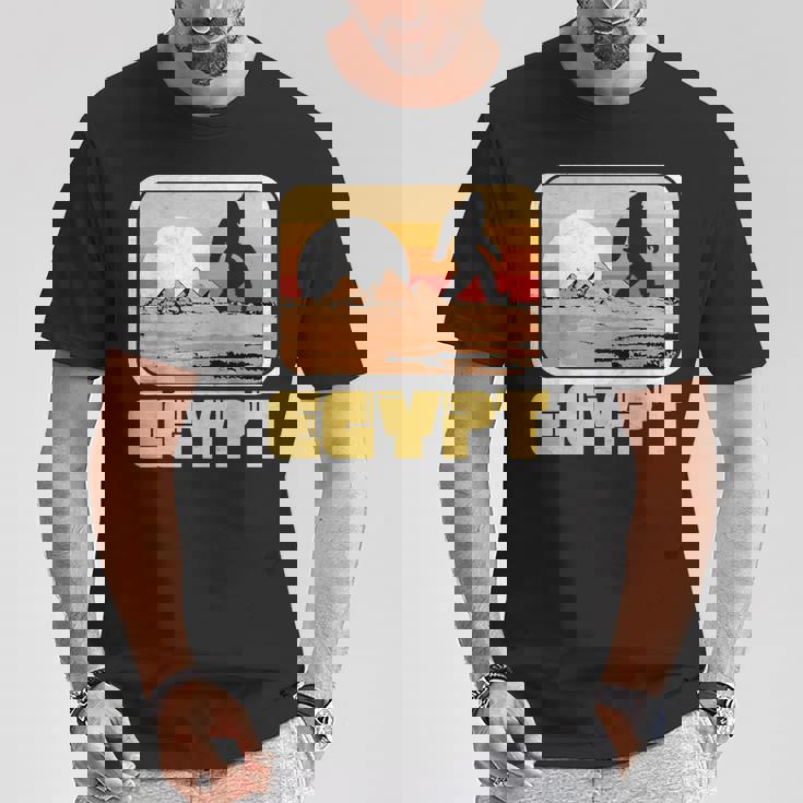 レトロ ビッグフット & ピラミッド エジプト サスカッチ グラフィック Tシャツ 面白い贈り物