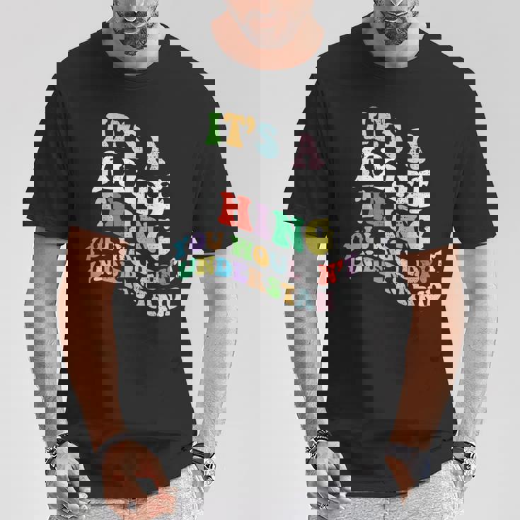 レトロでグルーヴィーなのはカイリーが理解できないもの Tシャツ 面白い贈り物