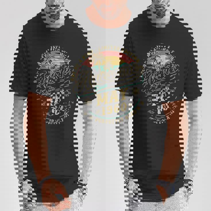 レトロな65歳の男性向け誕生日プレゼント。1960年5月、65歳。 Tシャツ 面白い贈り物
