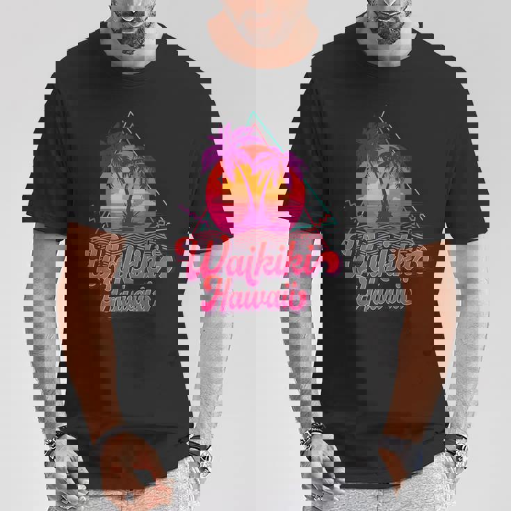 ワイキキ ビーチ バケーション ハワイ サーフ サンセット サーファー レトロ 80年代 Tシャツ 面白い贈り物