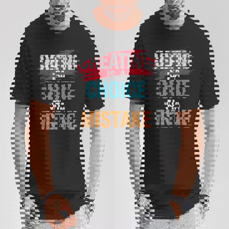 不正行為は選択であり、間違いではない詐欺師失恋のチート Tシャツ 面白い贈り物