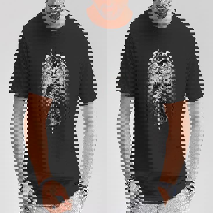 剣、十字架、翼を持つ神の天使ガブリエル大天使。 Tシャツ 面白い贈り物