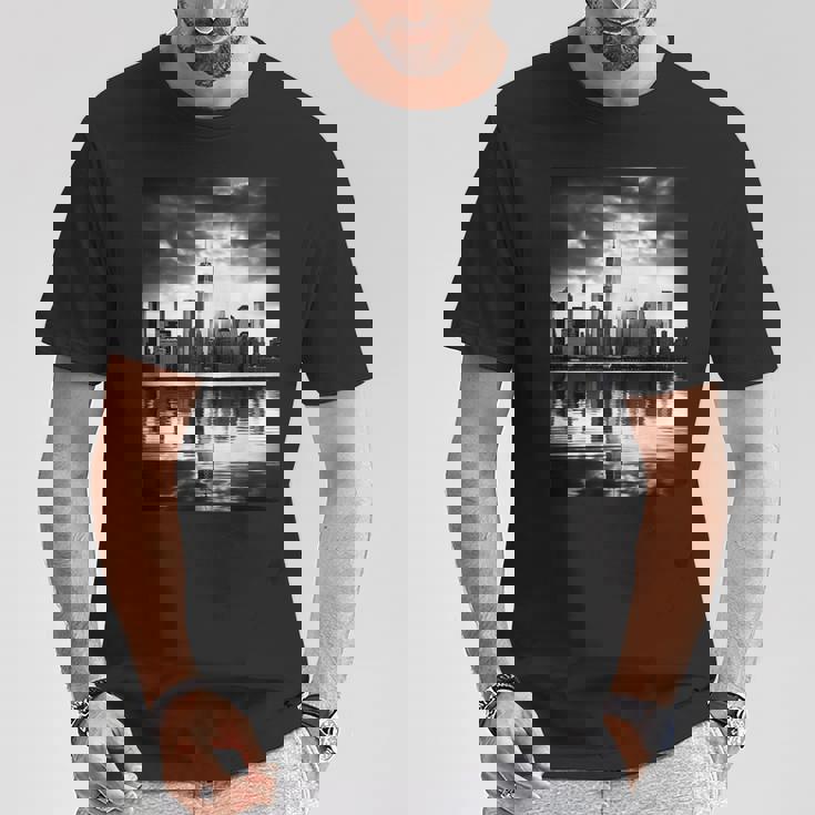 反射写真付き都市のモノクロ写真 Tシャツ 面白い贈り物