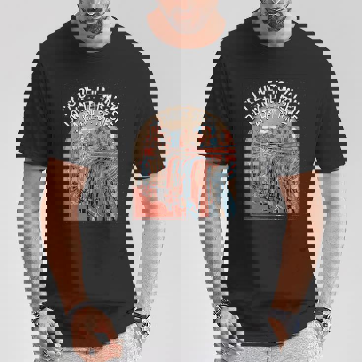 古着屋の通路を歩く面白い古着愛好家 Tシャツ 面白い贈り物